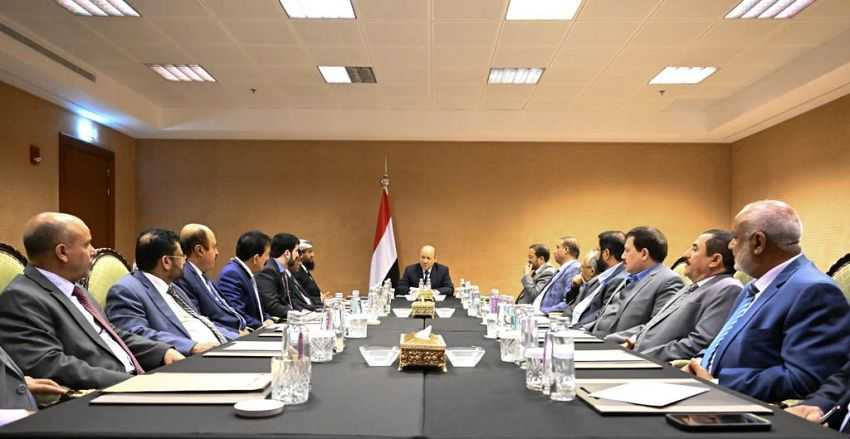 رئيس مجلس القيادة الرئاسي خلال الاجتماع