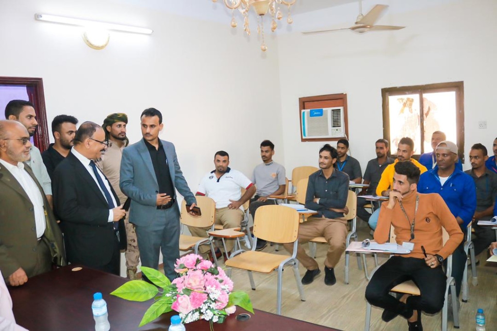 وزير النقل خلال الزيارة