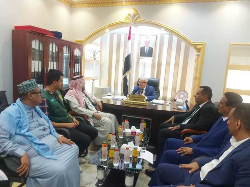 وزير الإدارة المحلية خلال اللقاء