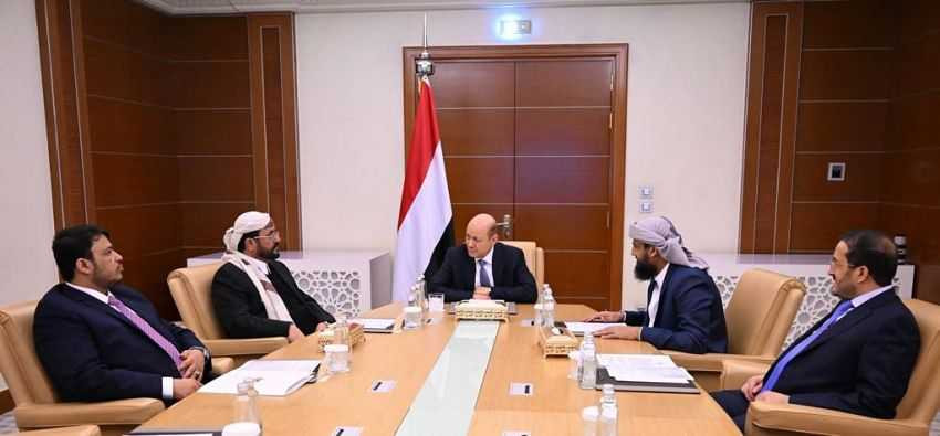 رئيس مجلس القيادة الرئاسي خلال الاجتماع