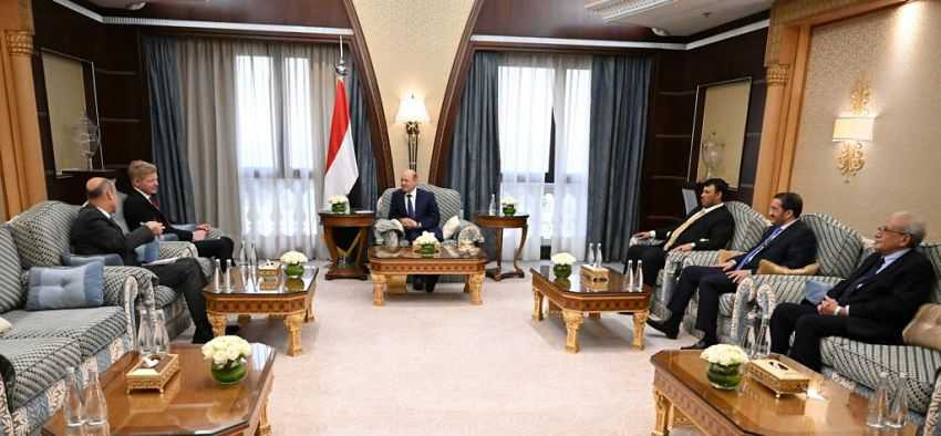 رئيس مجلس القيادة الرئاسي خلال اللقاء