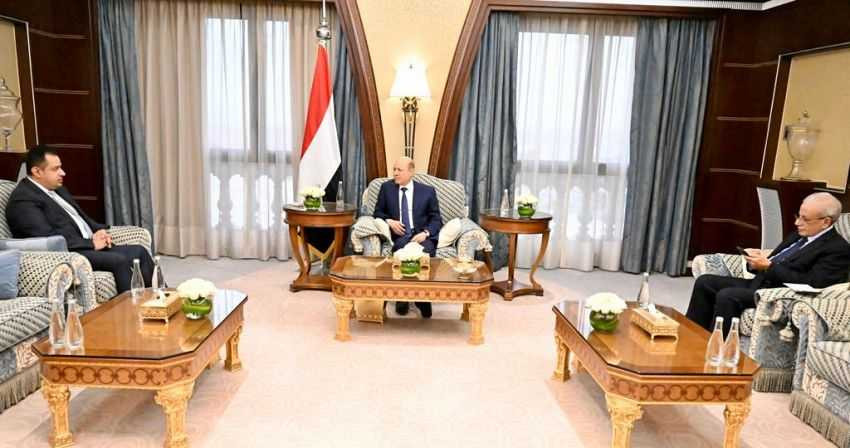 رئيس مجلس القيادة الرئاسي خلال اجتماعه برئيس الوزراء