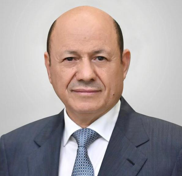 رئيس مجلس القيادة الرئاسي يعزي في وفاة الشيخ صادق الأحمر