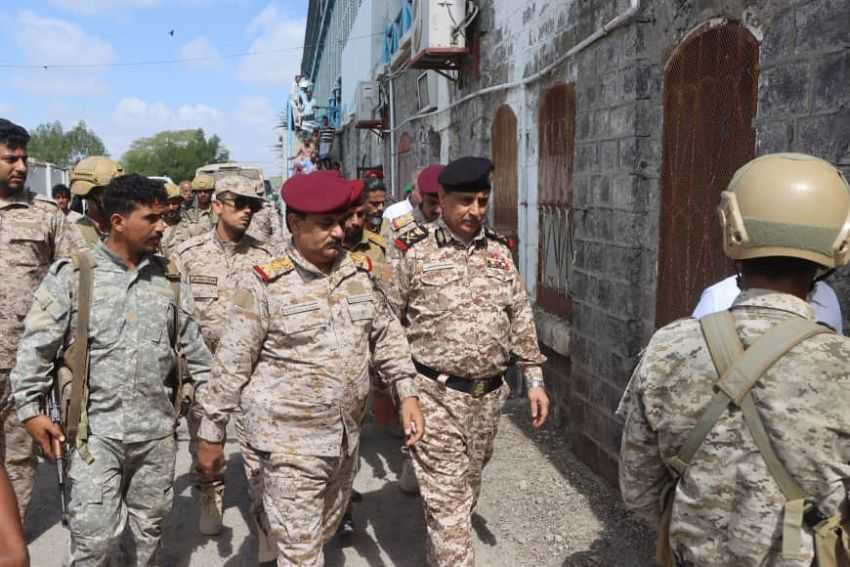 وزير الدفاع خلال الزيارة التفقدية