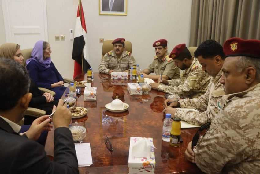 وزير الدفاع خلال الاجتماع