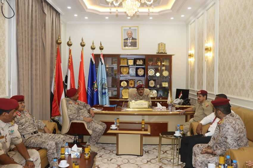وزير الدفاع خلال اللقاء