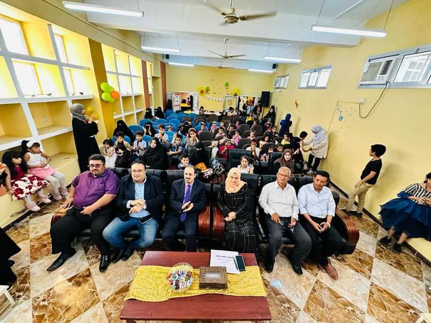 وزير الإعلام خلال الزيارة