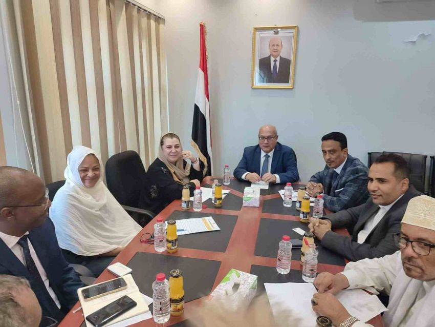 وزير الإدارة المحلية خلال اللقاء