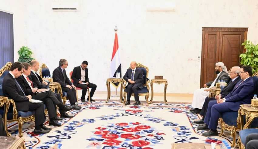 رئيس مجلس القيادة الرئاسي خلال اللقاء