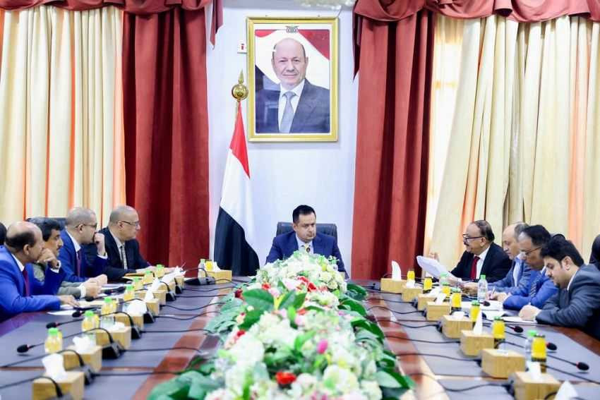 رئيس الوزراء خلال الاجتماع