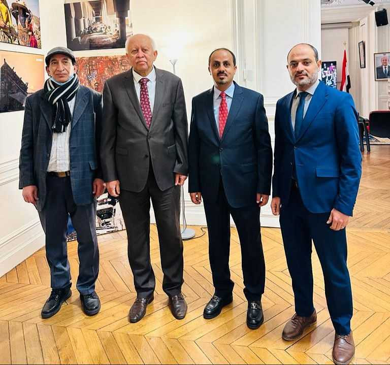 وزير الإعلام خلال الزيارة