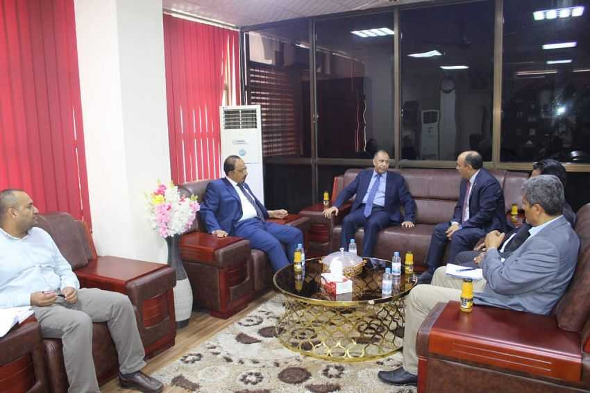 وزير الصناعة والتجارة خلال اللقاء