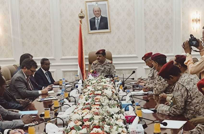 وزير الدفاع خلال الاجتماع