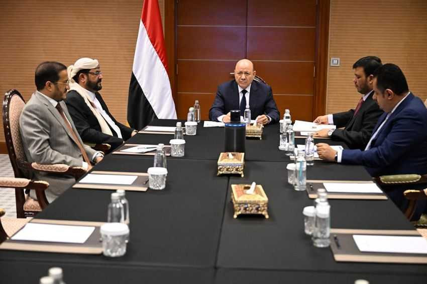 رئيس مجلس القيادة الرئاسي خلال الاجتماع