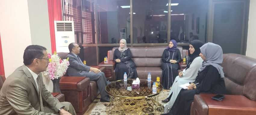 وزير الصناعة والتجارة خلال اللقاء