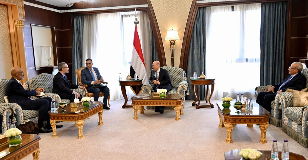 رئيس مجلس القيادة الرئاسي يستقبل سفيري الاتحاد الأوروبي وهولندا
