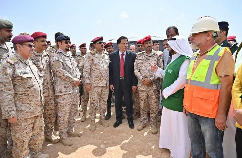 وزير الدفاع ومحافظ المهرة خلال الزيارة التفقدية