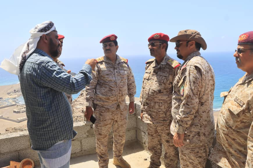 وزير الدفاع ورئيس الأركان يطلعان على جاهزية القوة المرابطة في باب المندب وجزيرة ميون