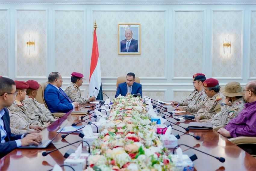 رئيس الوزراء خلال الاجتماع