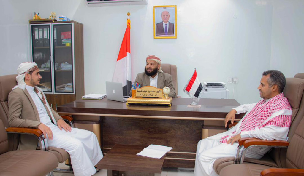 وزير الأوقاف يكرم الفائز بجائزة دبي الدولية للقرآن الكريم