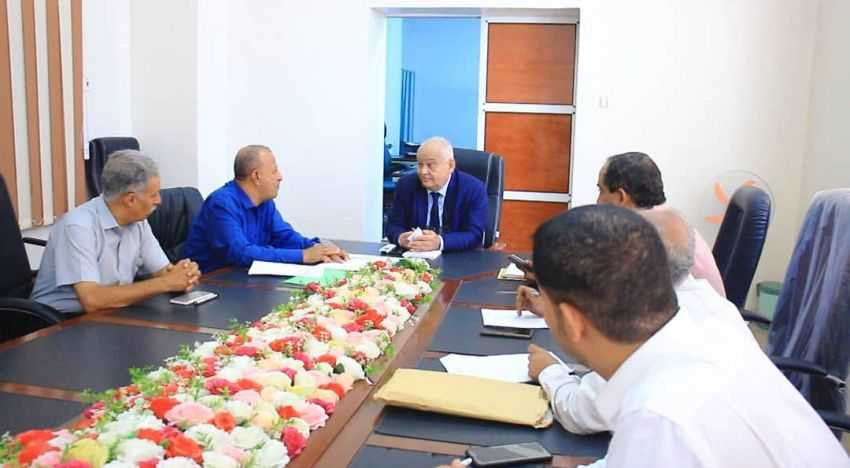 وزير الخدمة المدنية خلال اللقاء