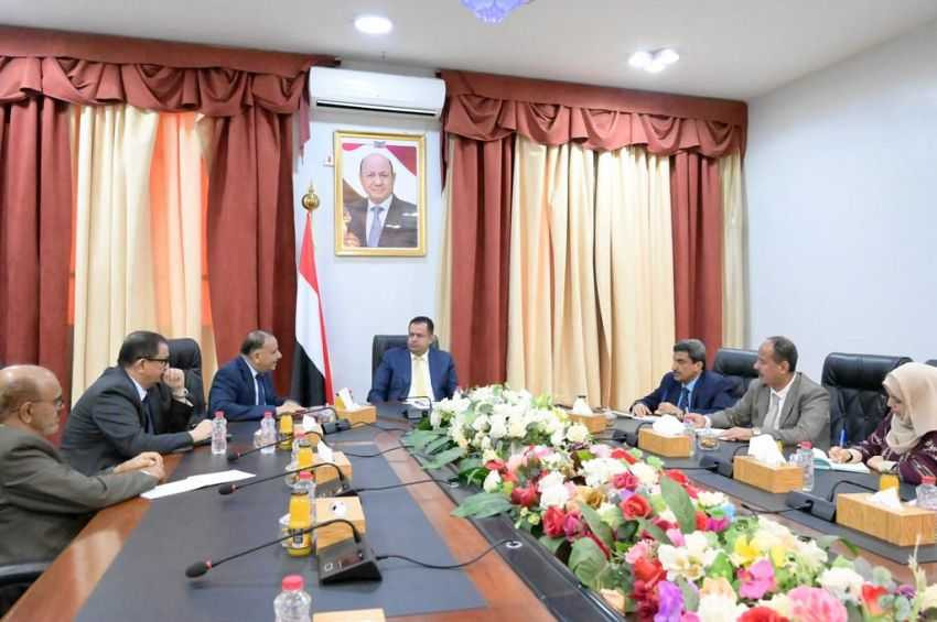 رئيس الوزراء خلال الاجتماع