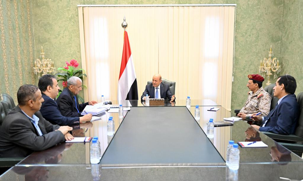 رئيس مجلس القيادة الرئاسي يجتمع باللجنة الأمنية والعسكرية المشتركة
