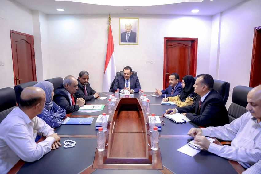 رئيس الوزراء خلال الاجتماع