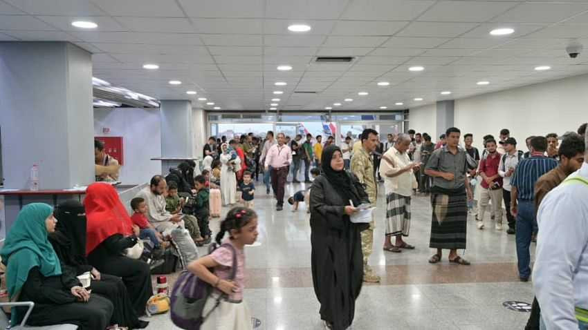 لحظة وصول الدفعة الرابعة من العالقين