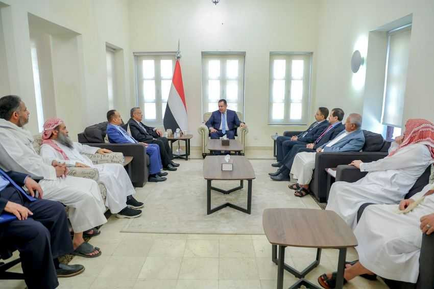 رئيس الوزراء خلال الاجتماع