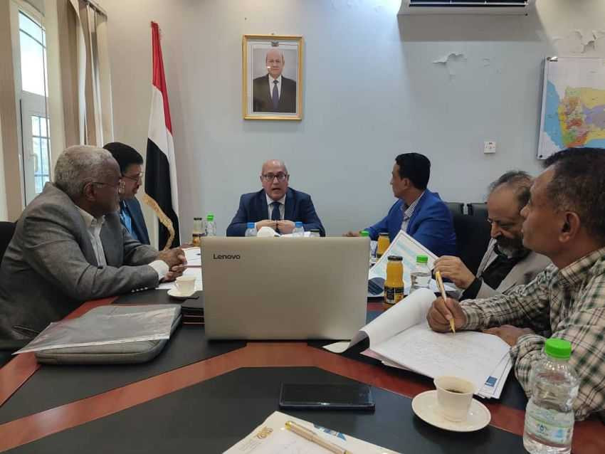 وزير الإدارة المحلية خلال الاجتماع