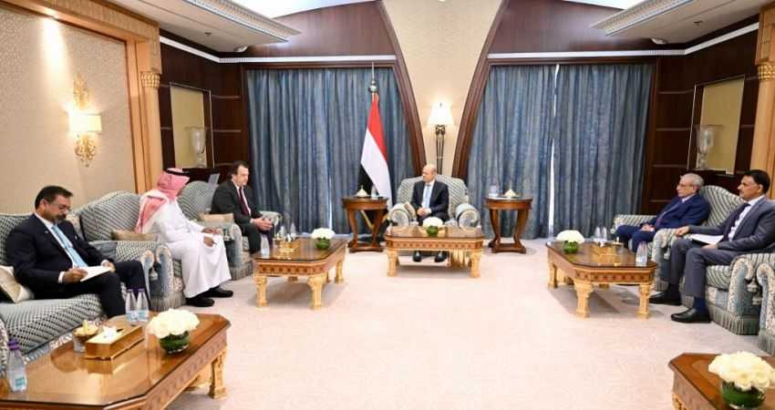 رئيس مجلس القيادة الرئاسي خلال اللقاء
