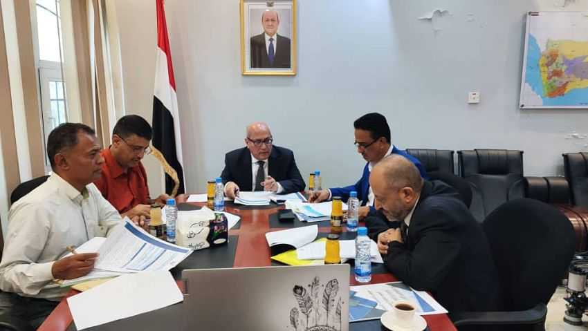 وزير الإدارة المحلية خلال الاجتماع