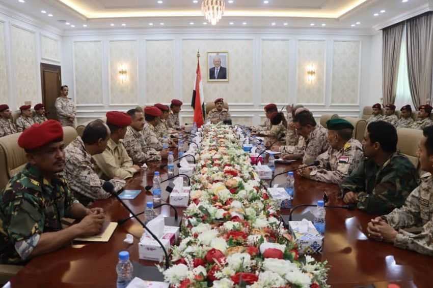 وزير الدفاع خلال الاجتماع