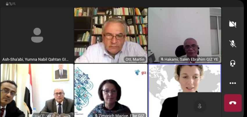 وزير الإدارة المحلية خلال اللقاء