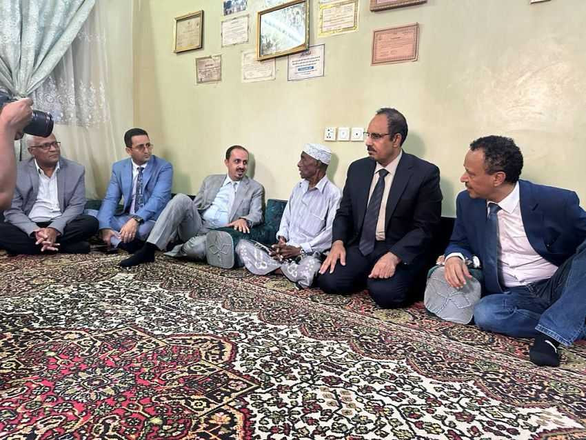 وزير الإعلام خلال الزيارة