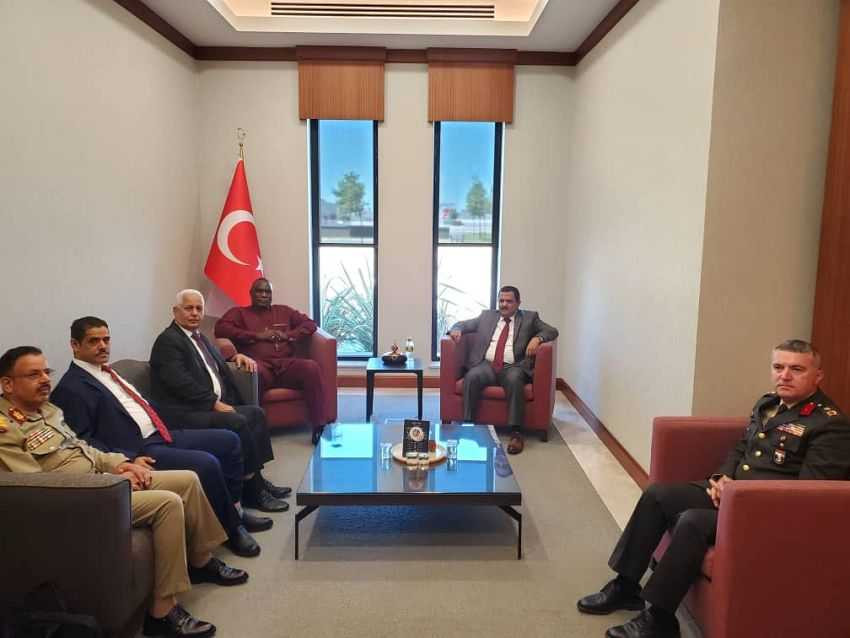 وزير الدفاع خلال اللقاء