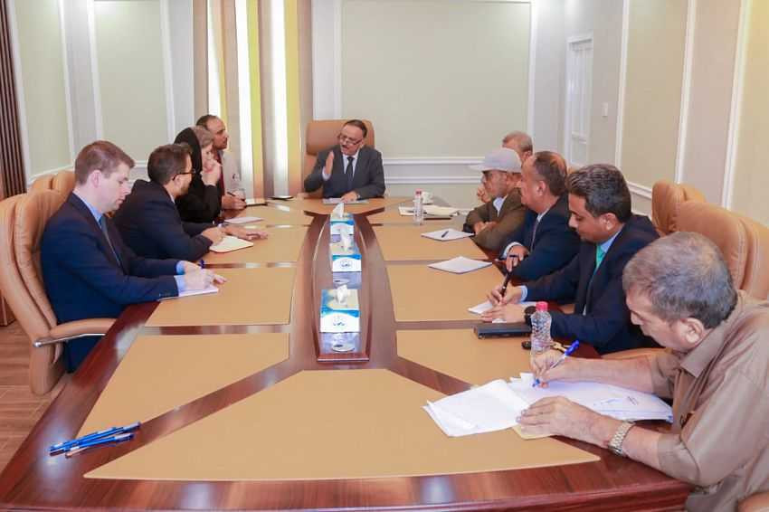 جانب من لقاء وزير النقل برئيس القسم السياسي لمكتب المبعوث الأممي