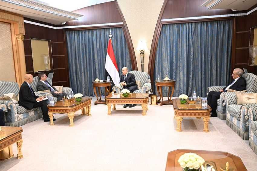 جانب من استقبال رئيس مجلس القيادة الرئاسي السفير الأمريكي