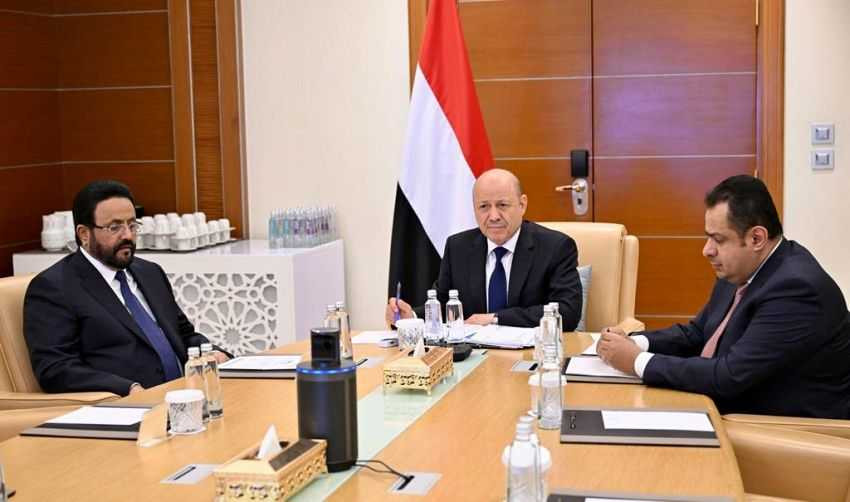 رئيس مجلس القيادة الرئاسي خلال الاجتماع