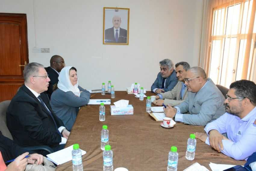 وزير التخطيط خلال اللقاء