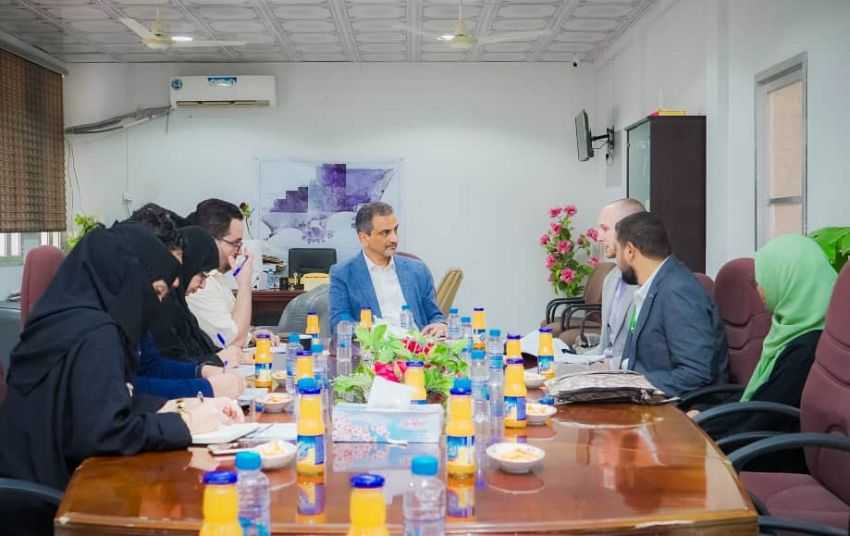 وزير الدولة أحمد الملس خلال اللقاء