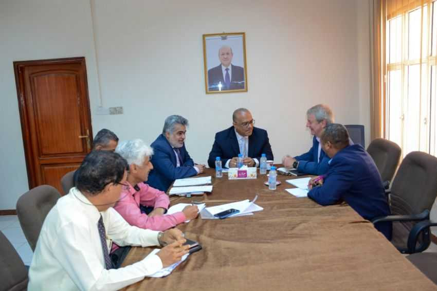 وزير التخطيط خلال اللقاء