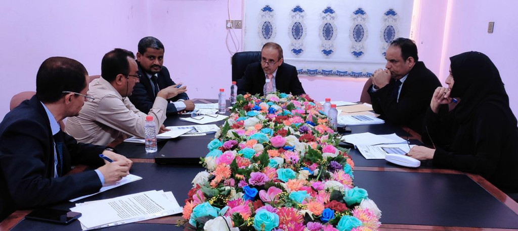 اجتماع بعدن يناقش مشروع تجهيز وتأثيث 12 كلية مجتمع بتمويل كويتي