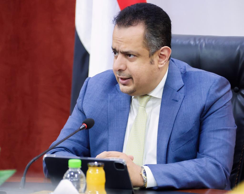 رئيس الوزراء يوجه الأجهزة الأمنية في عدن بمضاعفة جهودها لإفشال أي مخططات تستهدف السكينة العامة
