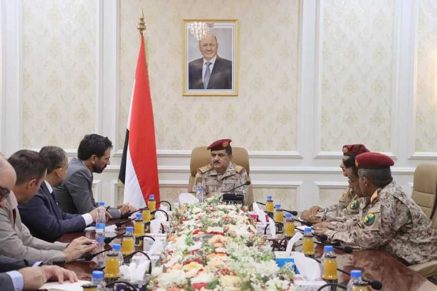 وزير الدفاع خلال اللقاء