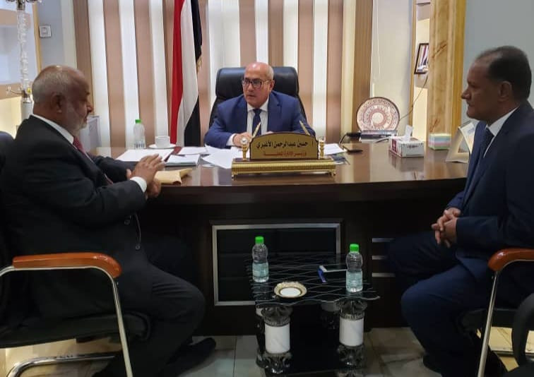 وزير الادارة المحلية ومحافظ الحديدة يناقشان احتياجات المحافظة من المشاريع