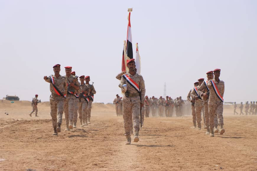 رئيس هيئة الأركان يشهد عرضاً عسكرياً لخريجي دورات تأهيلية وتخصصية بالمنطقة السابعة