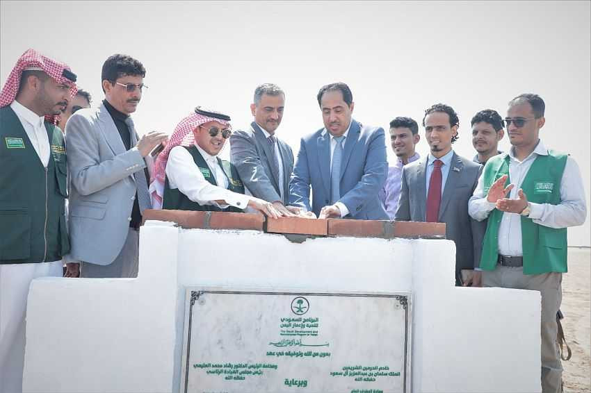 وزيرا الشباب والدولة خلال وضع حجر الأساس