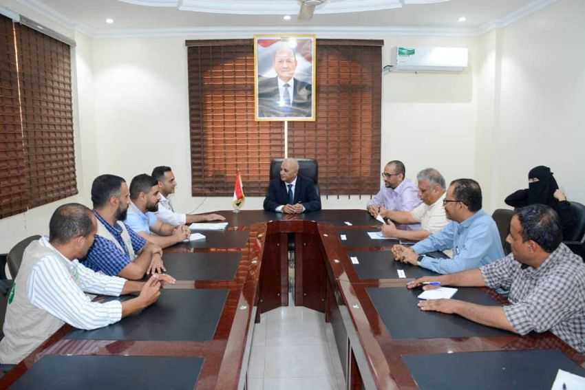 وزير المياه والبيئة خلال التوقيع